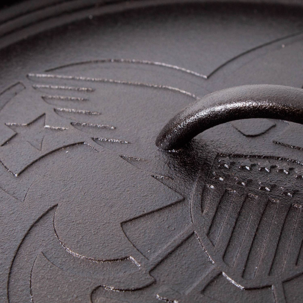 Lodge Cast Iron Camp Dutch Oven - Boy Scout (6 Qt)