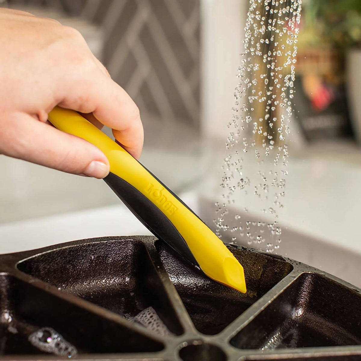 Lodge Corner Groove Cleaning Brush