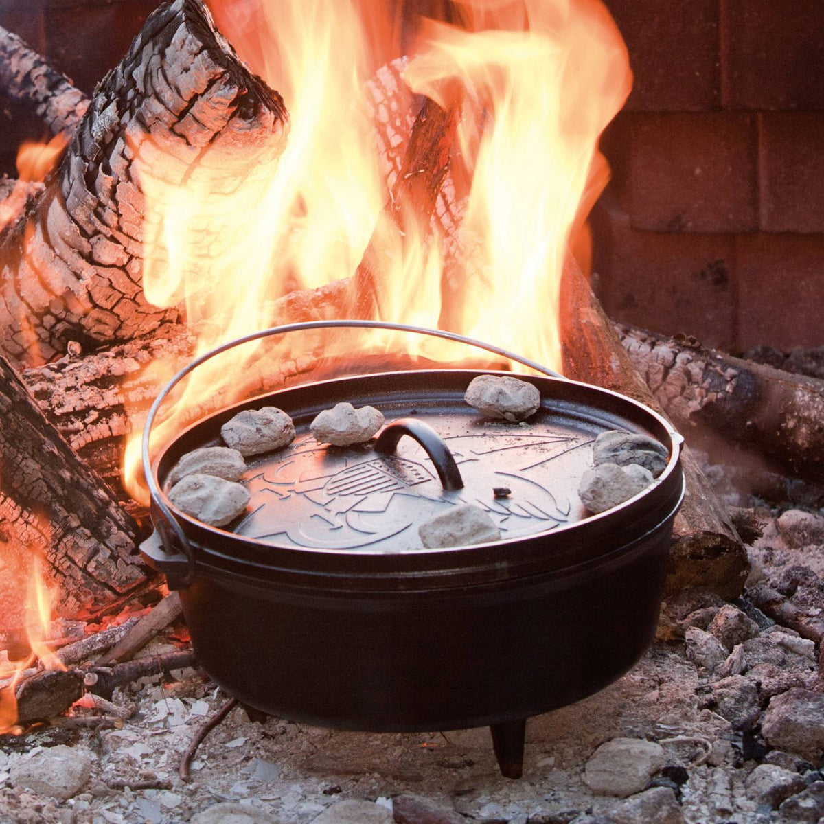 Lodge Cast Iron Camp Dutch Oven - Boy Scout (6 Qt)