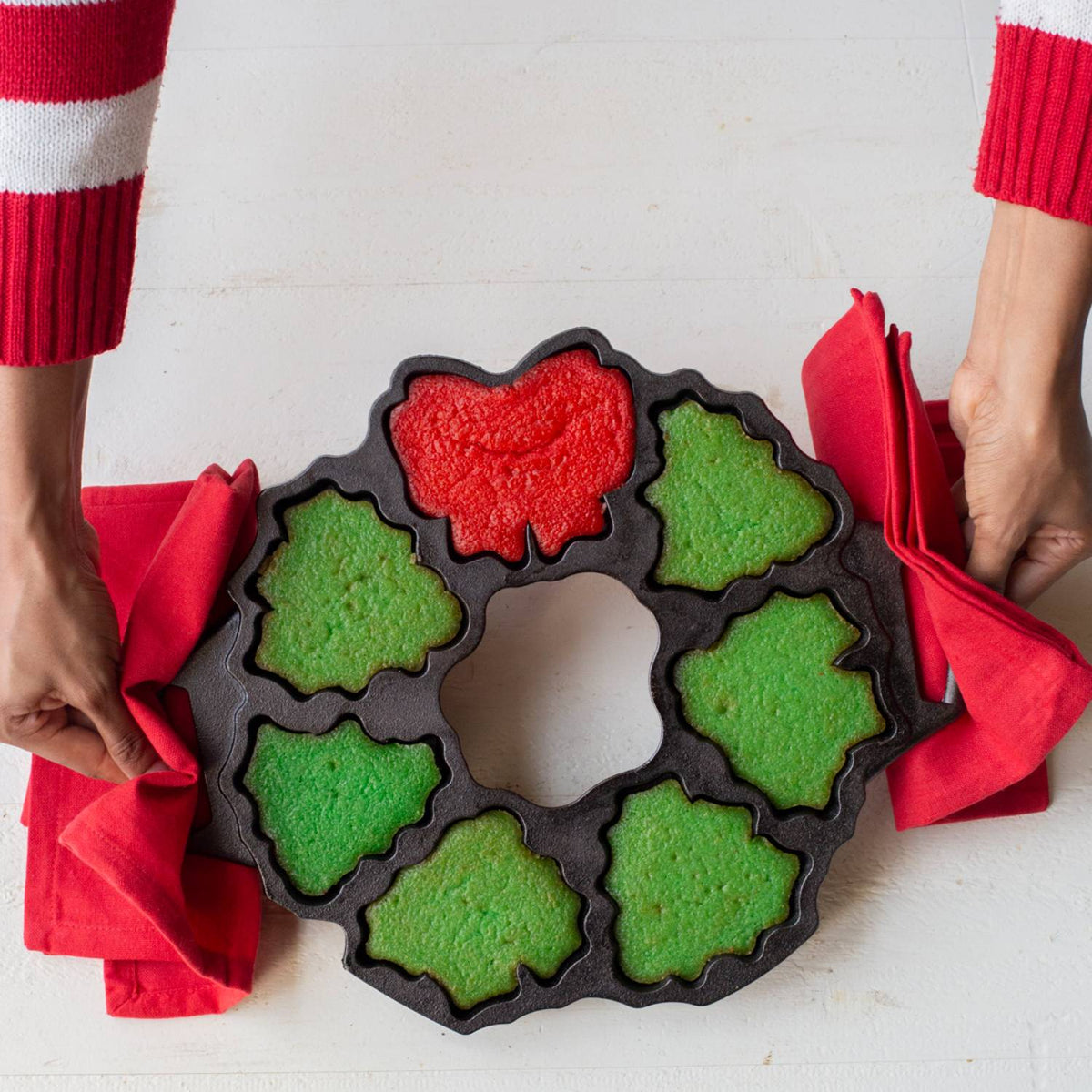 Lodge Cast Iron Holiday Wreath Cakelet Pan